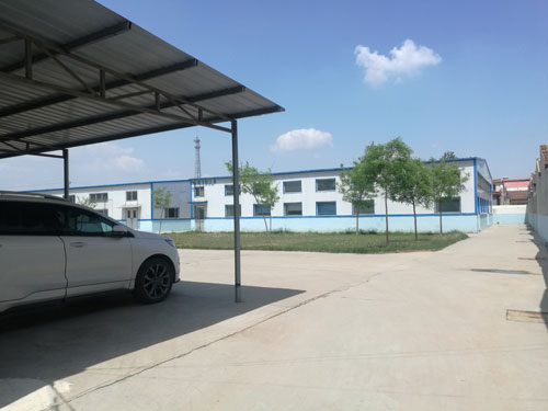 德州健之源地處魯西北平原，毗鄰黃河故道森林公園，生產(chǎn)條件環(huán)境優(yōu)越，擁有現(xiàn)代化的廠房，標(biāo)準(zhǔn)化的生產(chǎn)車間，公司擁有三證：SC食品生產(chǎn)許可證、GMP證、食品出口生產(chǎn)企業(yè)證書，生產(chǎn)過(guò)程中采用ISO22000管理體系進(jìn)行科學(xué)管理，并擁有近十年的生產(chǎn)加工經(jīng)驗(yàn)，產(chǎn)品口感、湯色、功效等各項(xiàng)指標(biāo)均能達(dá)到客戶滿意，生產(chǎn)采用全自動(dòng)帶線帶牌袋泡茶包裝機(jī)生產(chǎn)線，有全套的粉碎和超微粉碎、分篩、烘干、滅菌、制粒、制袋等設(shè)備，科學(xué)的生產(chǎn)工藝和嚴(yán)格規(guī)范的滅菌殺毒技術(shù)。
